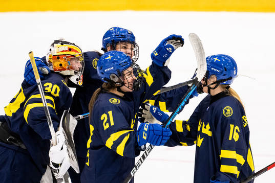 Goaltender Felicia Frank, Stella Lindell, Emma Rehn and