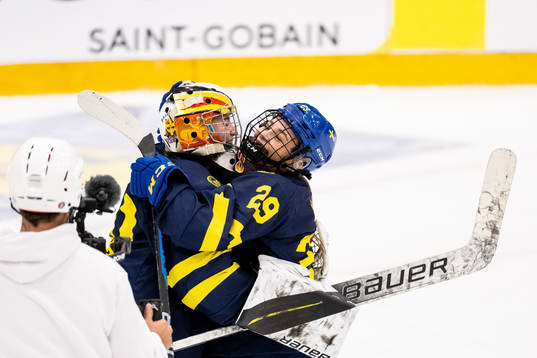 Goaltender Felicia Frank and Stella Lindell of Sweden