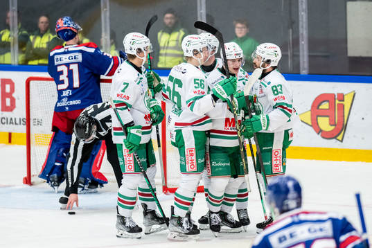 Rögles Marco Kasper jublar med lagkamrater