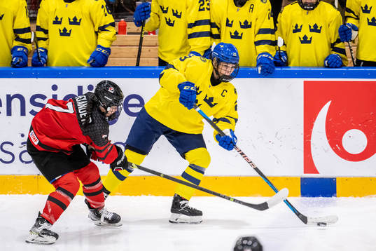 Mackenzie Alexander of Canada and Stella Lindell of Sweden