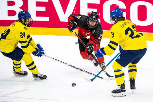 Ebba Hedqvist and Stella Lindell of Sweden and Alex Law of