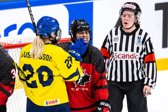 Moa Gustafsson of Sweden and Emma Venusio of Canada