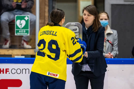 Stella Lindell of Sweden receives the award for second