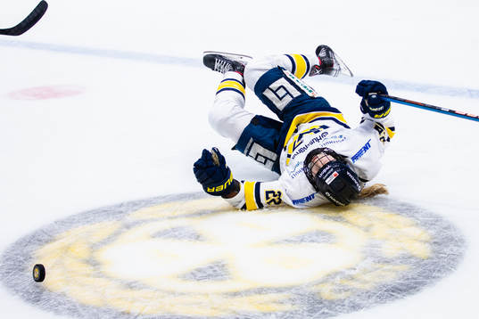 s Suvi Käyhkö faller