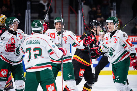 Frölundas Joel Lundqvist jublar med Max Friberg och Tom