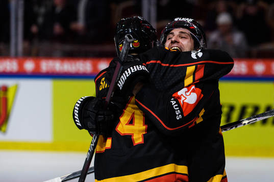 Luleås Brendan Shinnimin och Isac Brännström jublar