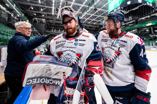 Linköpings målvakt Marcus Högberg och Jonas Junland