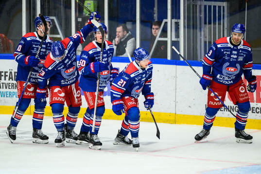 Oskarshamns Myles Powell jublar med lagkamrater