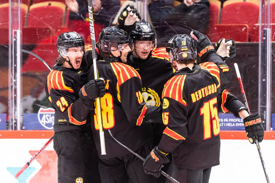 Brynäs Jacob Blomqvist jublar med lagkamrater