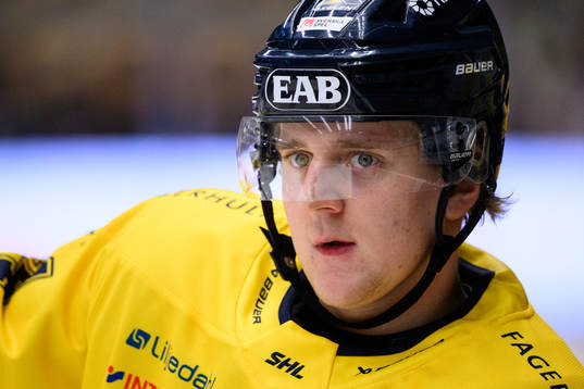 HV71s Emil Andrae innan ishockeymatchen i SHL mellan HV71