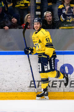 HV71s Andy Miele jublar