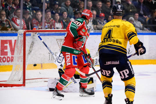 Frölundas Joel Lundqvist ser pucken gå i mål till 2-1