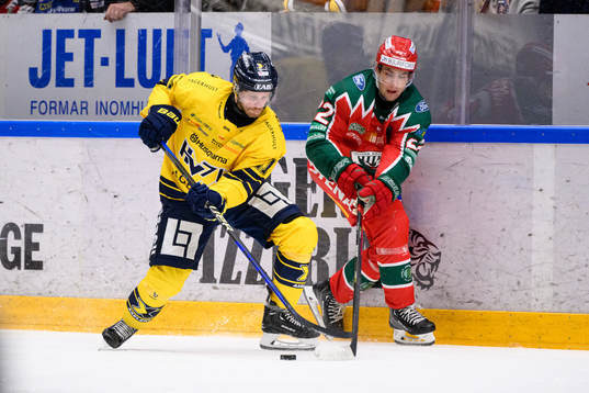 HV71s Mattias Tedenby och Frölundas Patrik Carlsson