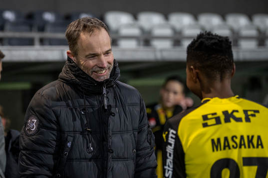 Häckens Fotbollsansvarig dam elit Christian Lundström jublar tillsammans med Aisha Masaka