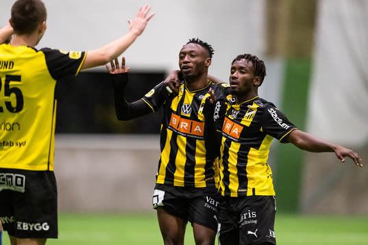 Häckens Benie Traore och Ibrahim Sadiq jublar