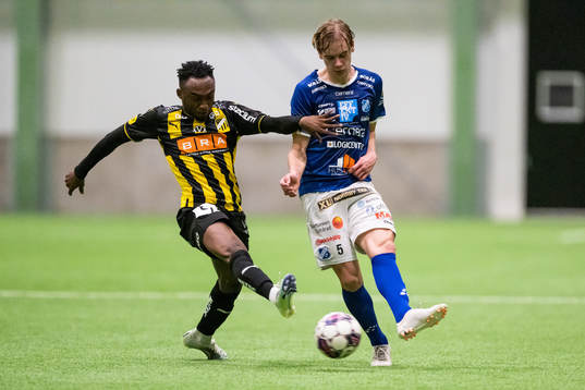 Häckens Benie Traore och Norrbys Vidar Svendsen
