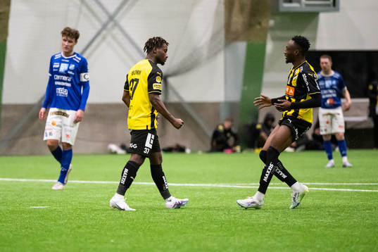 Häckens Ibrahim Sadiq jublar med Benie Traore efter mål på straff