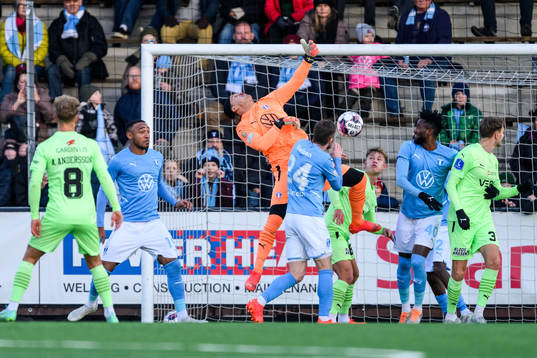 Malmö FFs Derek Cornelius, målvakt Johan Dahlin och Malik