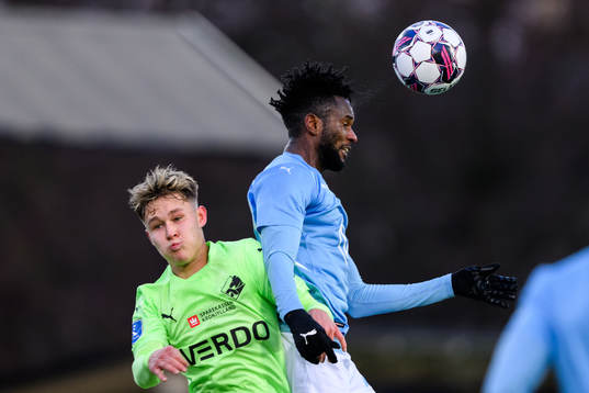 Randers Mads Enggård och Malmö FFs Malik Abubakari