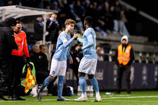 Malmö FFs Hugo Bolin byts in och Malik Abubakari utgår
