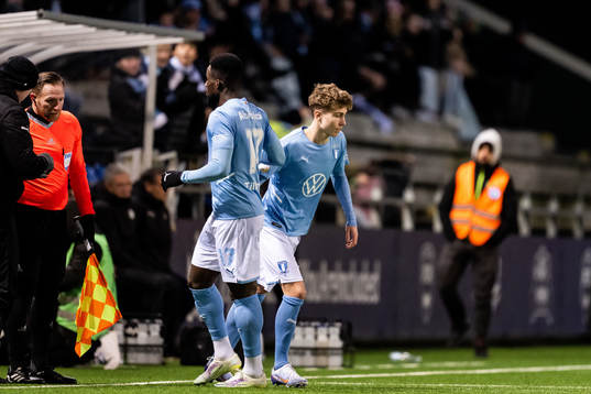Malmö FFs Hugo Bolin byts in och Malik Abubakari utgår