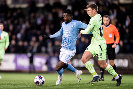 Malmö FFs Malik Abubakari och Randers Mikkel Pedersen