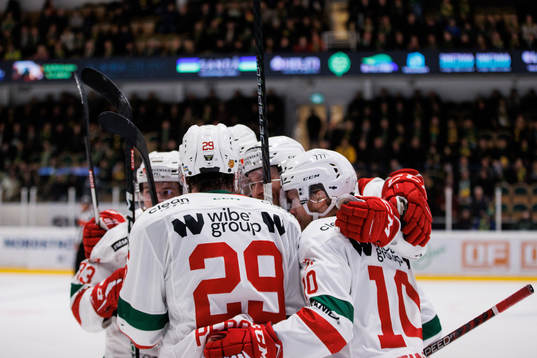 Moras Johan Persson jublar med lagkamrater