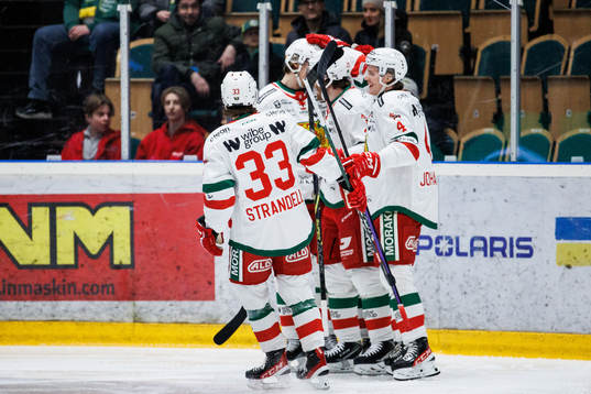 Moras Johan Persson jublar med lagkamrater