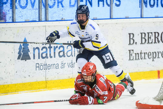 Modos Lina Ljungblom och HV71s Jenna Raunio