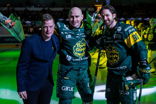 Björklövens Per Kenntä delar ut blommor till Fredric