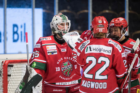 Modos målvakt Lauren Bench jublar med Julia Perjus och