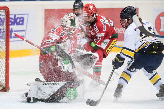 Modos målvakt Lauren Bench och Morgan Wabick HV71s Sanni