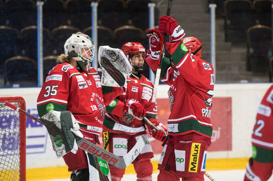 Modos målvakt Lauren Bench jublar med Julia Perjus