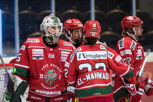 Modos målvakt Lauren Bench jublar med Julia Perjus och