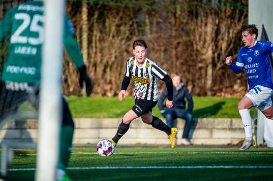 Landskronas Elis Brandqvist mot Trelleborgs målvakt Andreas Beck Larsen