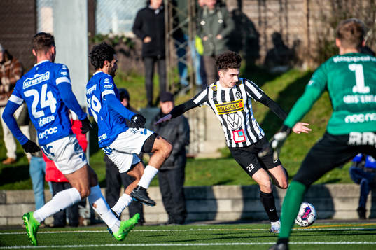Landskronas Adrian Neziri mot Trelleborgs Felix Hörberg, Hady Saleh Karim och målvakt Kasper Thiesson Kristensen