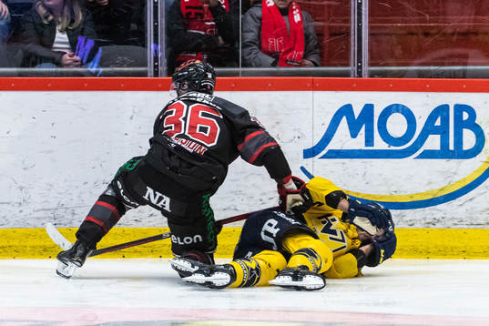 Örebros Emil Larsson tacklar HV71s Niklas Hjalmarsson