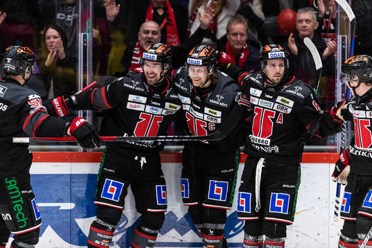 Örebros Rodrigo Abols jublar med Rasmus Rissanen och