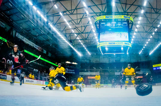 Örebros Rodrigo Abols jublar vid 4-2