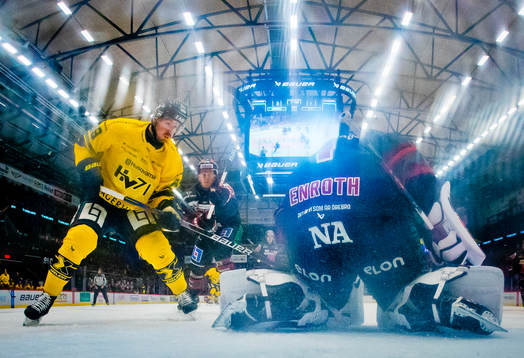 HV71s Mikkel Bödker och Örebros målvakt Jhonas Enroth
