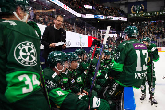 Färjestads tränare Tomas Mitell diskuterar med Michael