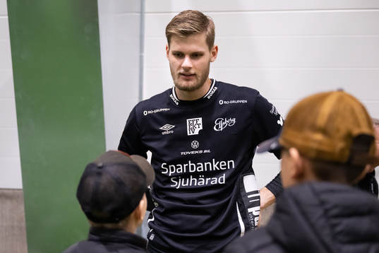 Målvakt Tim Rönning skriver autografer