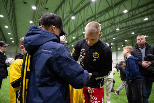 Simon Strand skriver autografer