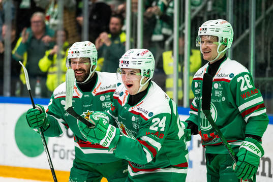 Rögles Marco Kasper jublar med Riley Sheen och Linus