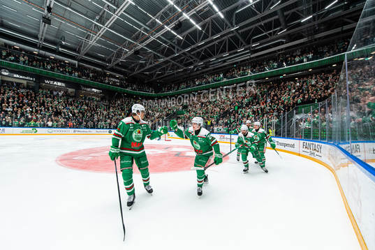 Rögles Marco Kasper jublar med lagkamrater