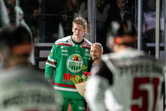 Rögles Adam Edström får blommor för 200 shl matcher av