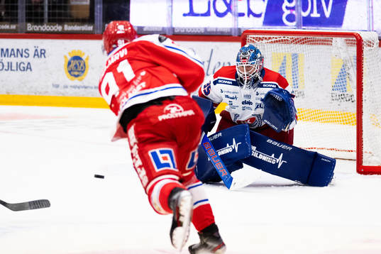 Timrås Magnus Pääjärvi skjuter mot Oskarshamns målvakt