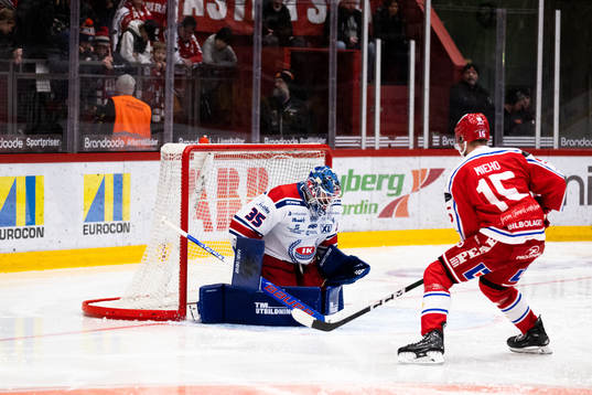 Timrås Panu Mieho gör 3-1 bakom Oskarshamns målvakt Joe