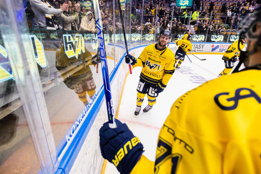 HV71s Chad Billins jublar