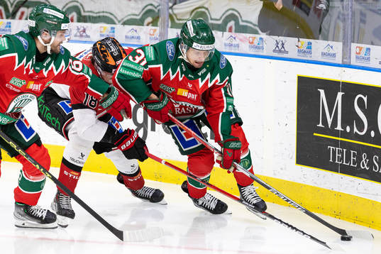 Frölundas Jan Mursak och Nicklas Lasu i en kamp mot